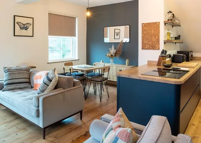 Stylish Quayside Apartment With River View