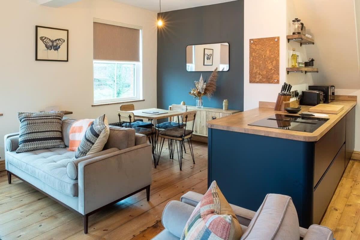 Stylish Quayside With River View Apartment